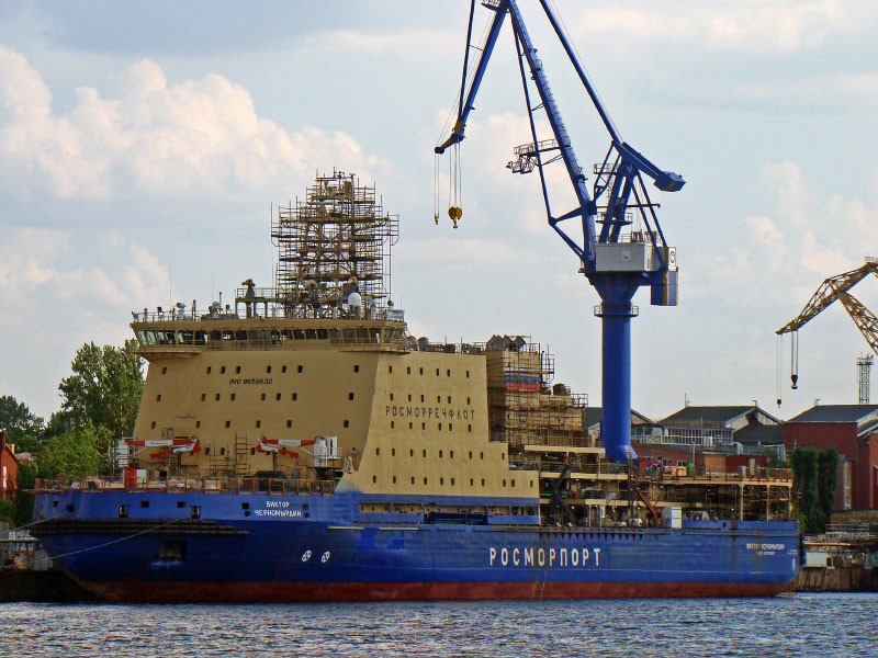 Президент России, как ожидается, примет участие в церемонии поднятия флага на новом ледоколе "Виктор Черномырдин", который заранее пригнали в порт "Морской фасад"