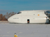 Тяжелый транспортный самолет Ан-124 "Руслан" авиакомпании "Волга-Днепр" выкатился за пределы взлетно-посадочной полосы в новосибирском аэропорту Толмачево