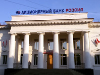 В 2014 году, сразу после присоединения Крыма, банк попал под санкции из-за близости к Путину. Но президент тут же поддержал его, пообещав, что откроет в нем счет и будет хранить там зарплату В 2014 году, сразу после присоединения Крыма, банк попал под санкции из-за близости к Путину. Но президент тут же поддержал его, пообещав, что откроет в нем счет и будет хранить там зарплату