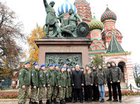 Вместе с Путиным в возложении цветов приняли участие представители молодежи из военно-патриотического центра "Вымпел" и "Поискового движения России"