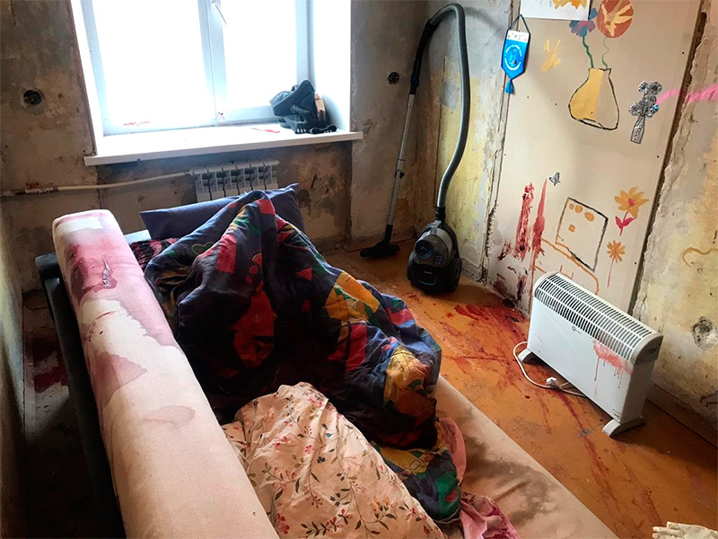 В Екатеринбурге хозяин квартиры расстрелял гостей из охотничьего карабина и покончил с собой. Погибли трое мужчин, включая стрелявшего, и 18-летняя девушка
