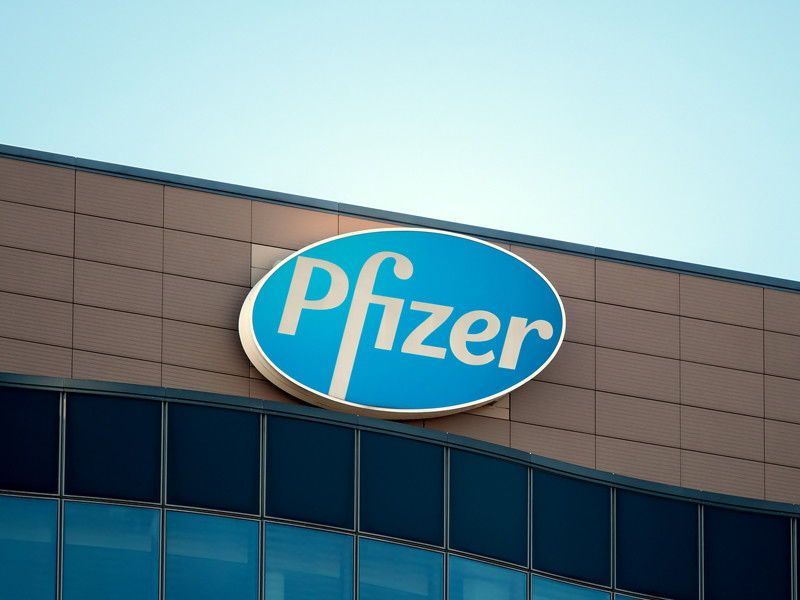 Компания Pfizer рассмотрит возможность подачи заявки на регистрацию созданной совместно с немецкой BioNTech вакцины от COVID-19 в России