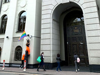 7 октября участники Pussy Riot вывесили радужные флаги на зданиях ФСБ, администрации президента, Верховного суда, Министерства культуры и ОВД по Басманному району