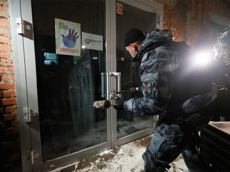 Полиция в ночь на субботу выломала дверь московского ресторана Choice Moscow на Лужнецкой набережной, работавшего после полуночи. Администрации грозит штраф до 300 тысяч рублей или приостановлении деятельности на срок до 90 суток
