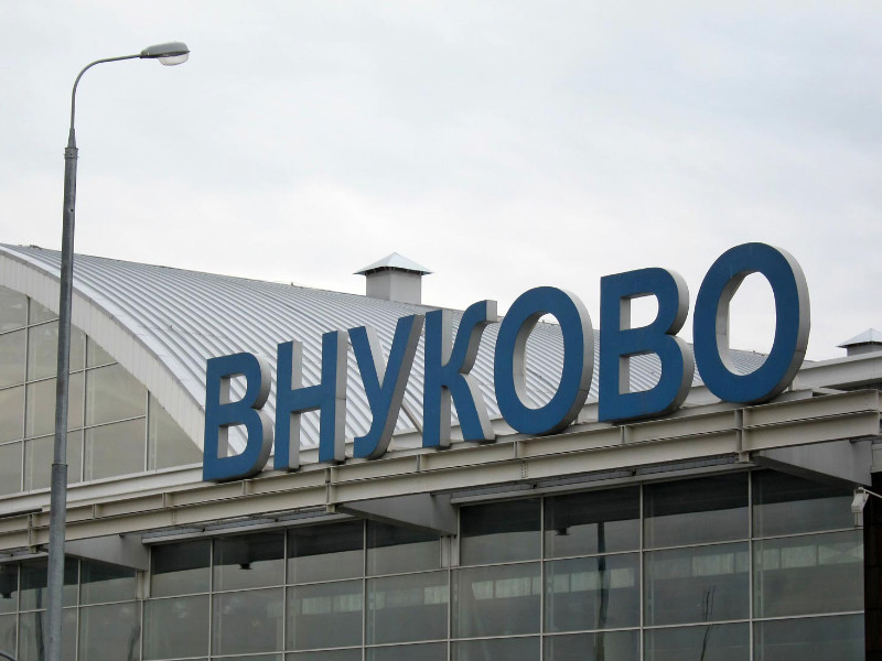 Пассажирский самолет из Якутии выкатился за пределы посадочной полосы во Внуково, еще у одного самолета произошел сбой