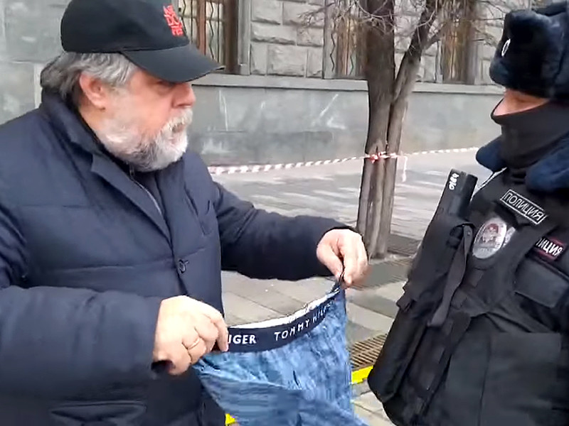 Полиция задержала режиссера-документалиста Виталия Манского, вышедшего к зданию ФСБ на одиночный пикет с синими трусами в руках