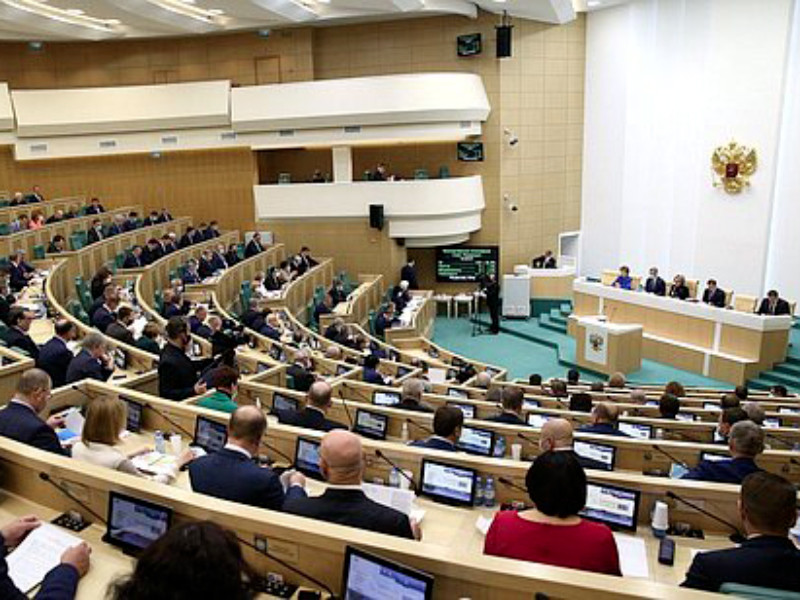 На заседании в пятницу Совет Федерации одобрил закон, направленный на борьбу с цензурой со стороны зарубежных интернет-платформ по отношению к российским СМИ