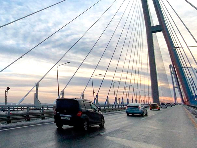 Открыто движение по Русскому мосту во Владивостоке, который был закрыт из-за обледенения после циклона
