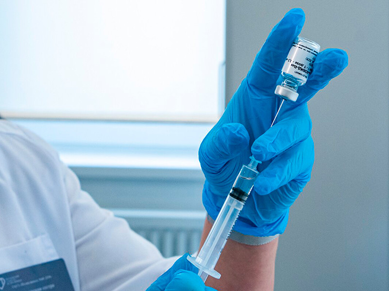 "Довольно много" участников третьей фазы испытания российской вакцины от COVID-19 заявляют об отсутствии антител, что, по их мнению, говорит о том, что им вкололи плацебо, пишет "Московский комсомолец"