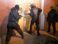 ОМОН ломом и кувалдой вскрыл дверь бара "Квартира" в Пресненском районе Москвы в ходе ночного совместного рейда полиции и Объединения административно-технических инспекций (ОАТИ)


