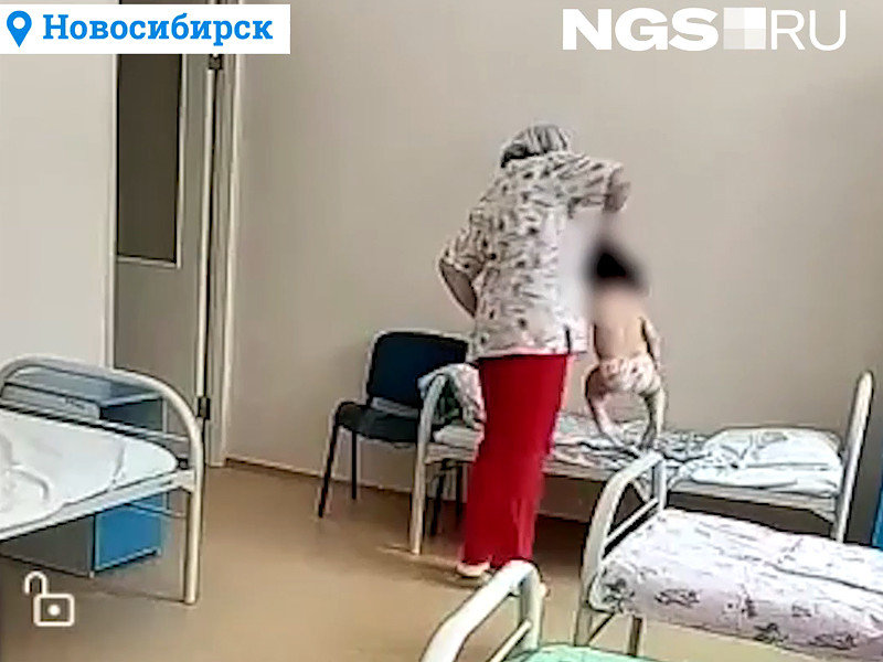 Видеозапись, на которой видно, как медсестра поднимает ребенка за волосы и бьет по лицу, появилась 6 ноября в социальной сети "ВКонтакте" на странице сообщества "Клуб новосибирских мам"