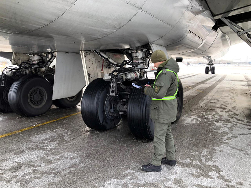 Следователи Западно-Сибирского управления на транспорте СКР начали проверку по факту двух экстренных посадок в Новосибирске самолета Boeing 747 авиакомпании Cargolux