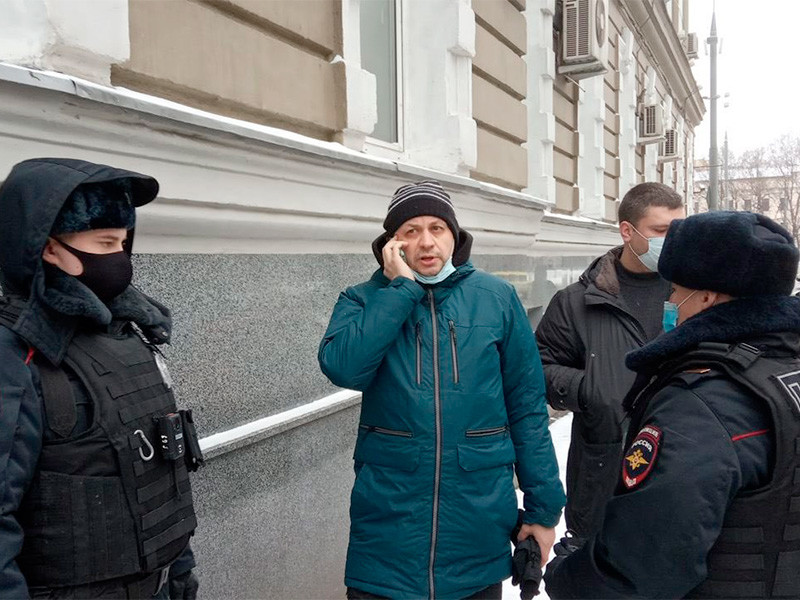 В Москве на выходе из дома задержали главреда "Медиазоны" Сергея Смирнова. Силовики ждали его в подъезде, когда он вышел гулять с сыном.

