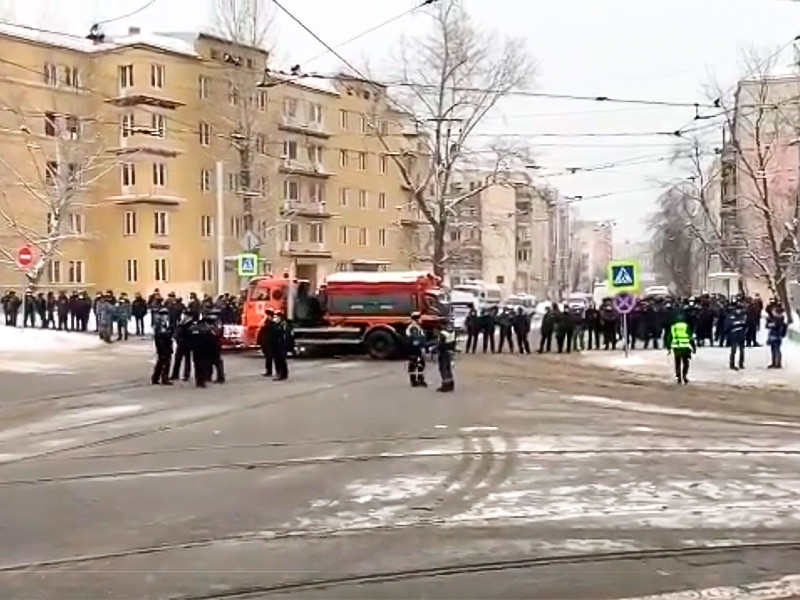 Thousands of people who took to the streets of Moscow on Sunday, January 31, reached "Matrosskaya Tishina", where the arrested Alexei Navalny is being held.  The police blocked Rusakovskaya Street with a live chain so that the protesters could not get to the detention center.  People chanting "Freedom"
