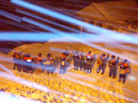 В пресс-службе ГУ МЧС России по региону сообщили, что спасатели работают двумя группами: на горе и в находящемся рядом поселке. "Поиск осложняют плохие погодные условия - сильный снег и ветер
