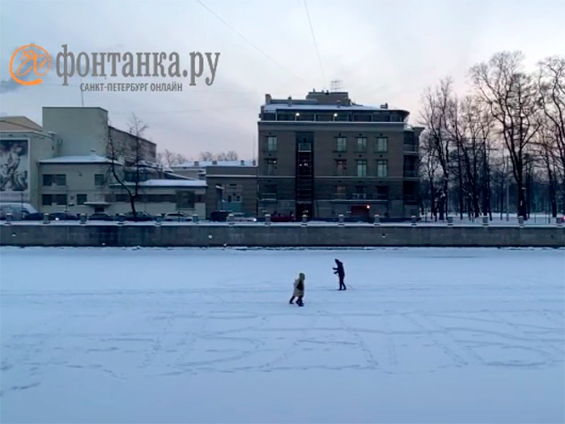 Во вторник днем в Санкт-Петербурге кто-то оставил надпись "Навальный", выведенную гигантскими буквами на заснеженном льду реки Фонтанка. К месту происшествия прибыли подразделения пожарных и полиции