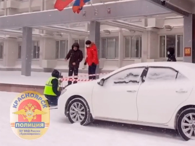 Полиция разыскивает жителя Красноярска, бросившего фейерверк в сторону машины спикера городского совета депутатов