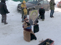 Суд оштрафовал художницу за акцию с "иконой Путина" и золотыми ершиками у спецприемника в Сахарово (ФОТО)
