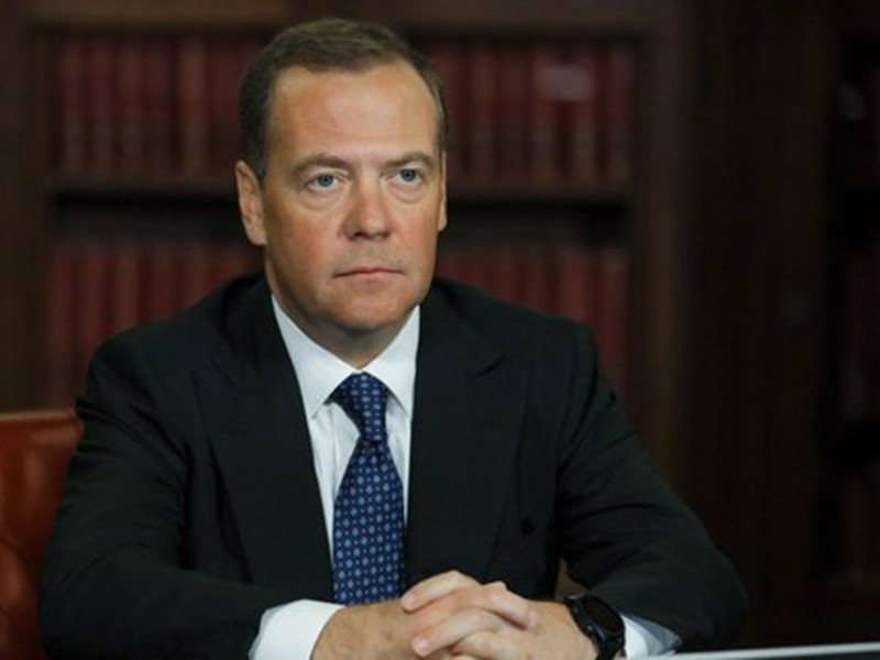  Медведев заявил о готовности властей к отключению РФ от глобальной сети, "если у кого-то совсем снесет голову" 		
