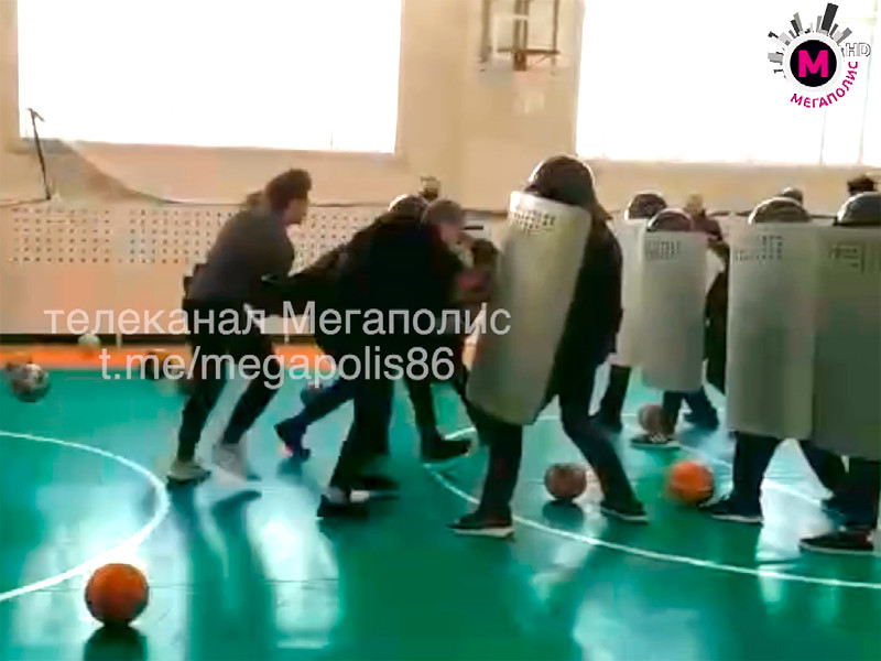 В Нижневартовске полиция предложила школьникам поиграть в разгон акции протеста