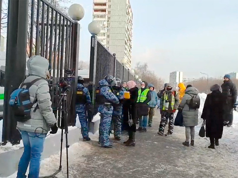 Автозак из СИЗО "Матросская тишина" в сопровождении двух машин полиции приехал в Бабушкинский районный суд Москвы, где должно состояться рассмотрение жалоб защиты Алексея Навального на постановление Симоновского районного суда Москвы об отмене условного срока и замене его на реальный Автозак из СИЗО "Матросская тишина" в сопровождении двух машин полиции приехал в Бабушкинский районный суд Москвы, где должно состояться рассмотрение жалоб защиты Алексея Навального на постановление Симоновского районного суда Москвы об отмене условного срока и замене его на реальный