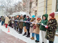 В Москве на Старом Арбате активистки выстроились в цепь солидарности в поддержку женщин-политзаключенных