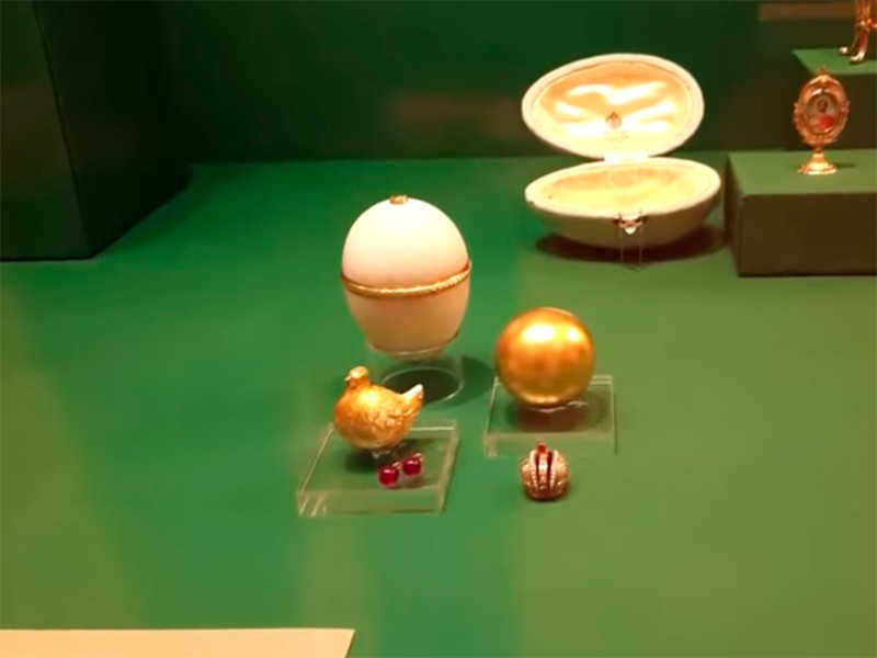 Опрошенные BBC эксперты активнее всего критикуют два экспоната на выставке в Эрмитаже. Первый - похожее на "Курочку" яйцо, отличающееся мелкими деталями: его венчает навершие, которого нет у оригинала, а вместо тонкой золотой каймы яйцо разделяется на две части широкой фигурной каймой 