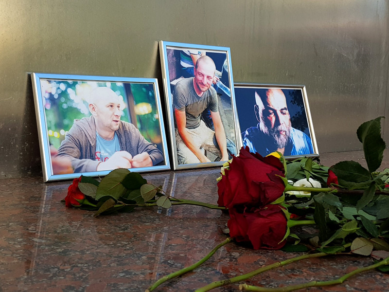 Цветы у Дома журналистов в Москве в память о трех гражданах РФ, погибших в Центральноафриканской Республике, август 2018 года