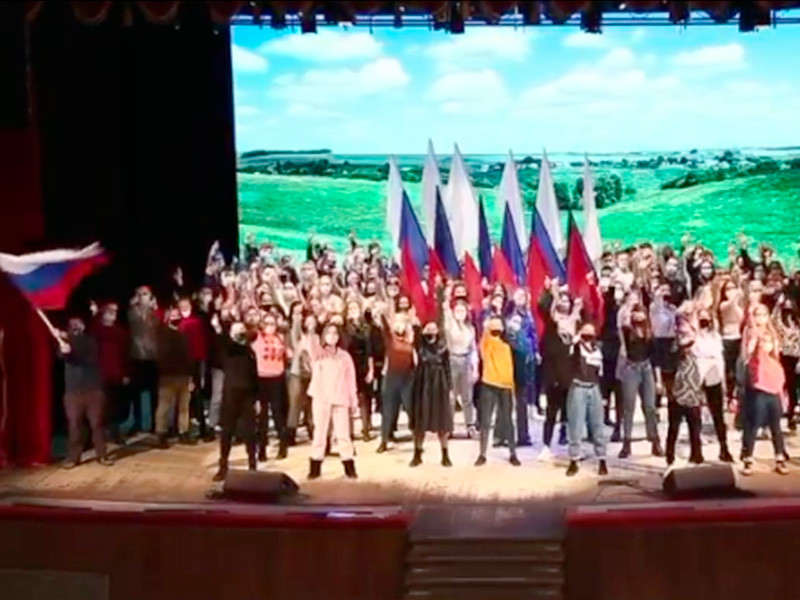 По словам студентов, звучащие в видео лозунги "Путин - наш президент" и "Владимир Владимирович, мы с вами" были добавили при монтаже, сами учащиеся их не произносили
