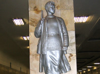 Памятник Зое Космодемьянской на станции Партизанская московского метрополитена