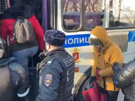О задержаниях у метро также сообщает "Новая газета".
