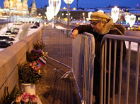 В ночь на 20 февраля силовики огородили, а потом зачистили мемориал Немцову, убрав все цветы, свечи и портреты. Также были задержаны несколько человек, позже их отпустили без составления протоколов. В субботу на мосту дежурят сотрудники полиции

