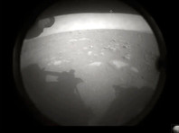 Напомним, американский марсоход в ночь на пятницу успешно сел на Марсе и спустя несколько минут сделал первый снимок
