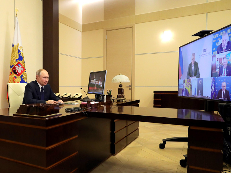Президент России Владимир Путин провел в режиме видеоконференции встречу с руководителями фракций ЛДПР, КПРФ, "Справедливой России" и "Единой России" в Госдуме