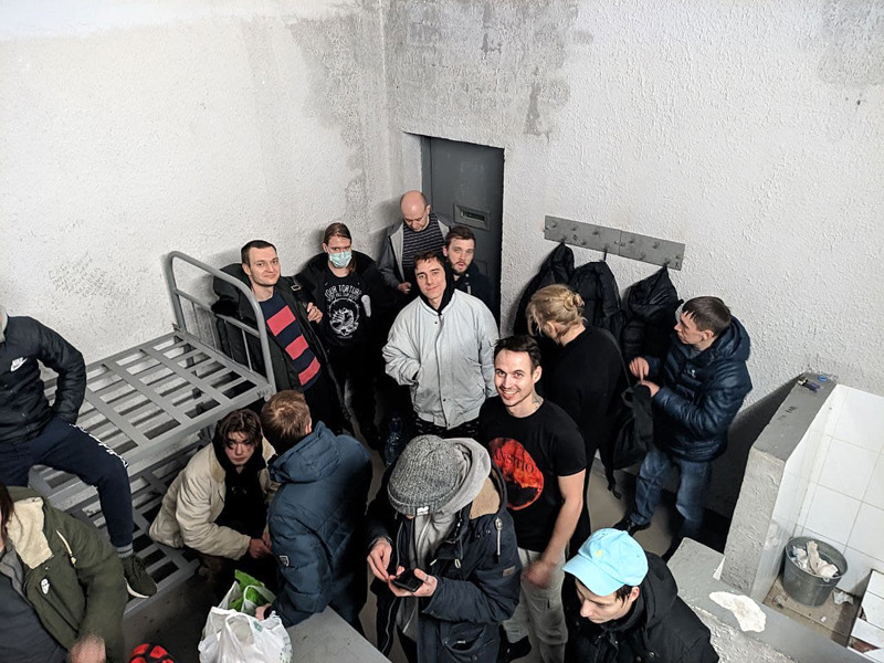 Около пяти утра Telegram-канал "Протестный МГУ" написал, что по крайней мере 28 арестованных все же выпустили из автобуса, завели в здание изолятора и разместили в восьмиместной камере с железными кроватями без матрасов