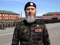 В своем видеообращении чеченские силовики заявили, что против полка имени Кадырова развернута информационная война, и назвали авторов "Новой газеты" "террористами в шкуре псевдожурналистов", которых "крепко держат в своих руках западные спецслужбы"