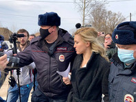 Главу "Альянса врачей"* и журналистов задержали возле колонии Навального