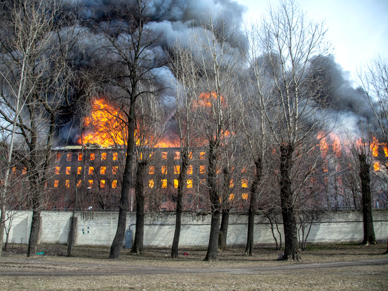 Петербургские пожарные уже более суток не могут окончательно потушить завалы на месте сгоревшего производственно-складского здания АО "Невская мануфактура"