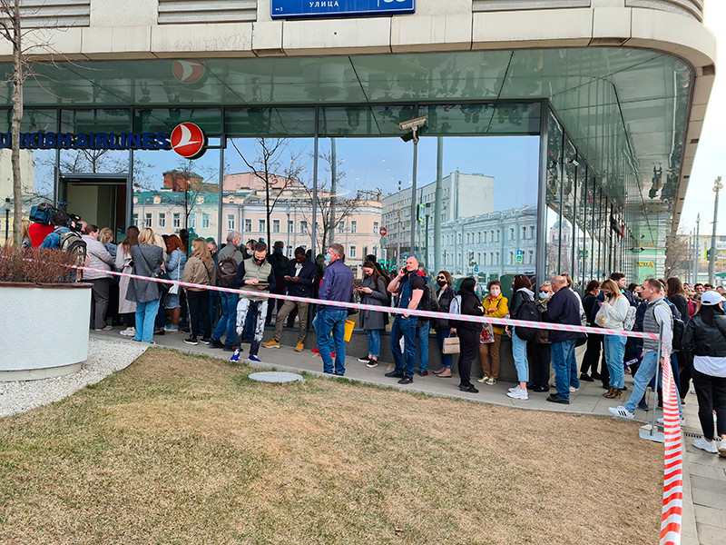 У московских офисов Turkish Airlines выстроились очереди туристов, желающих сдать билеты