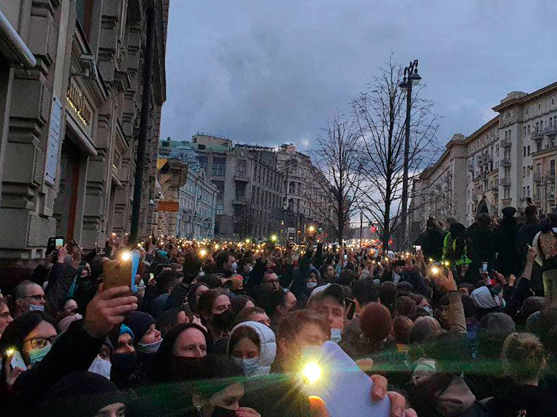 В десятках городов проходят акции в поддержку Навального. Задержано больше 1400 человек