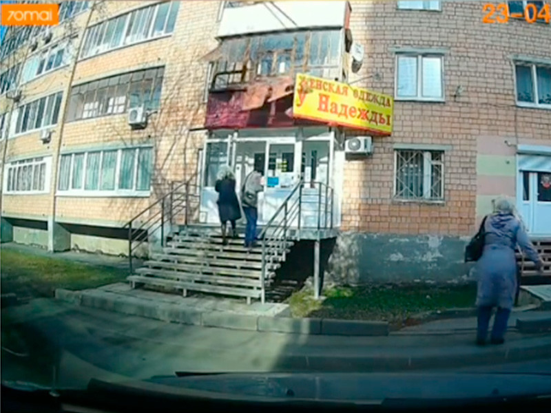 В Ижевске на улице Клубная с балкона дома 44 сорвалась часть обшивки и рухнула на проходящих внизу двух девушек

