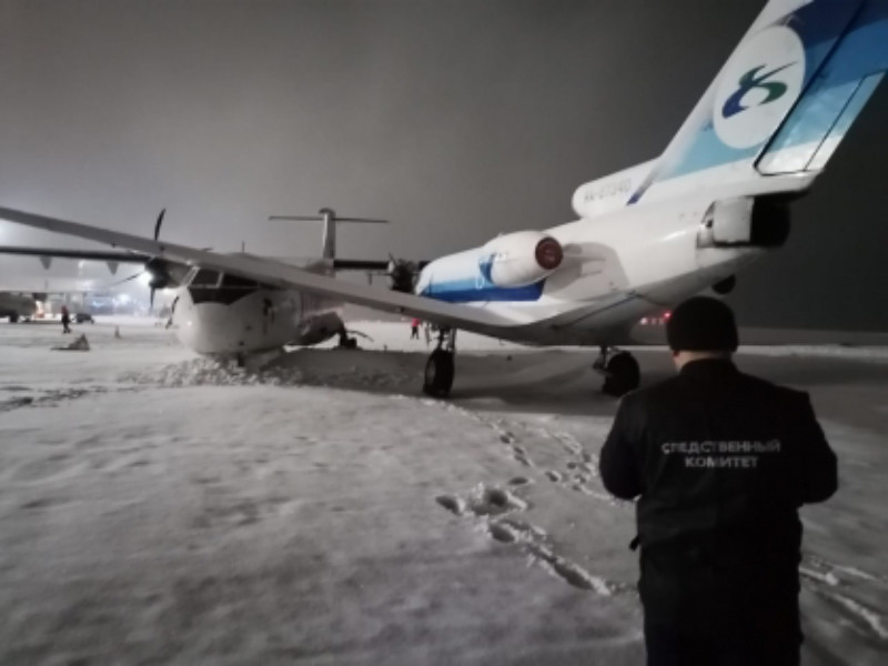 Самолеты без пассажиров и экипажей столкнулись в аэропорту Сургута 	