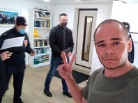 Силовики пришли с обысками в штаб Алексея Навального в Иркутске после звонка о том, что там якобы есть экстремистская литература