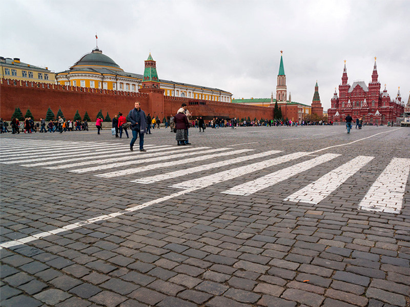 Красная площадь режим. Брусчатка на красной площади. Кремль люди. Красная площадь дорога. Мостовая красной площади.