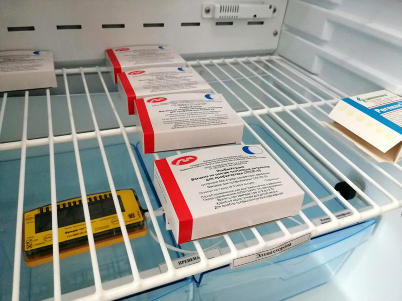 Первые сотни тысяч доз вакцины "ЭпиВакКорона" направлены в десятки регионов РФ