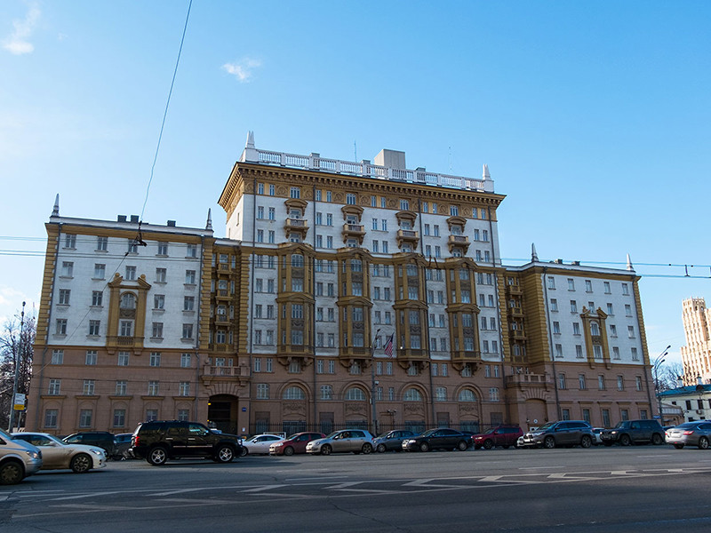 Посольство США в России сократит штат сотрудников на 75% 