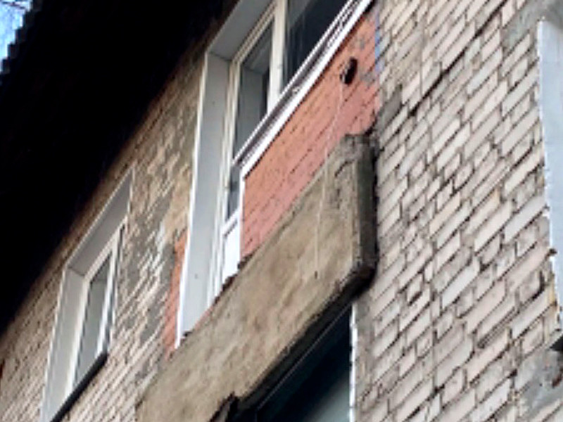 В Сызрани произошло разрушение балкона жилой квартиры трехэтажного многоквартирного дома. Во время происшествия на балконе находилась женщина, 1958 года рождения, которая упала на балкон второго этажа и получила телесные повреждения