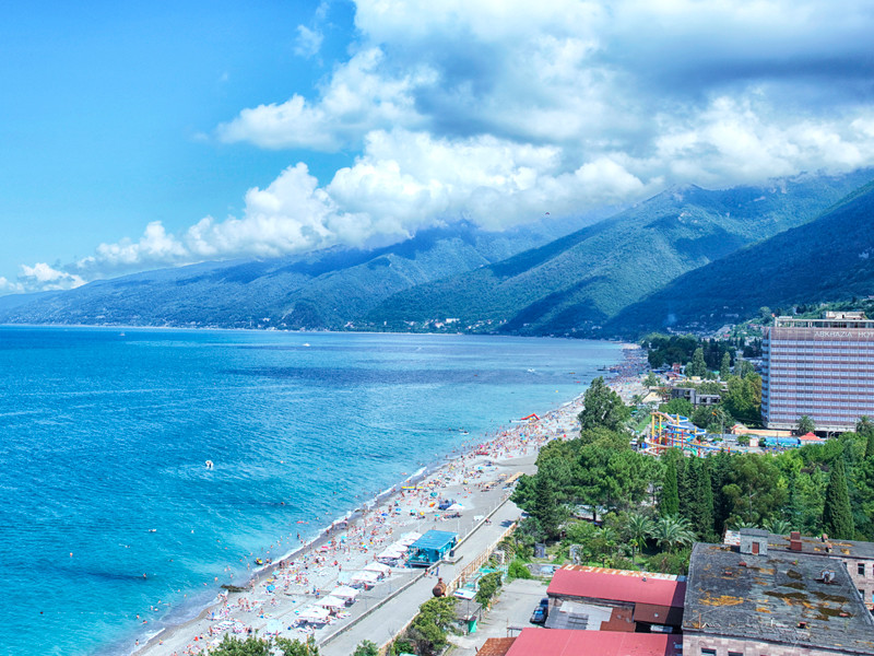 Пляж на побережье Абхазии