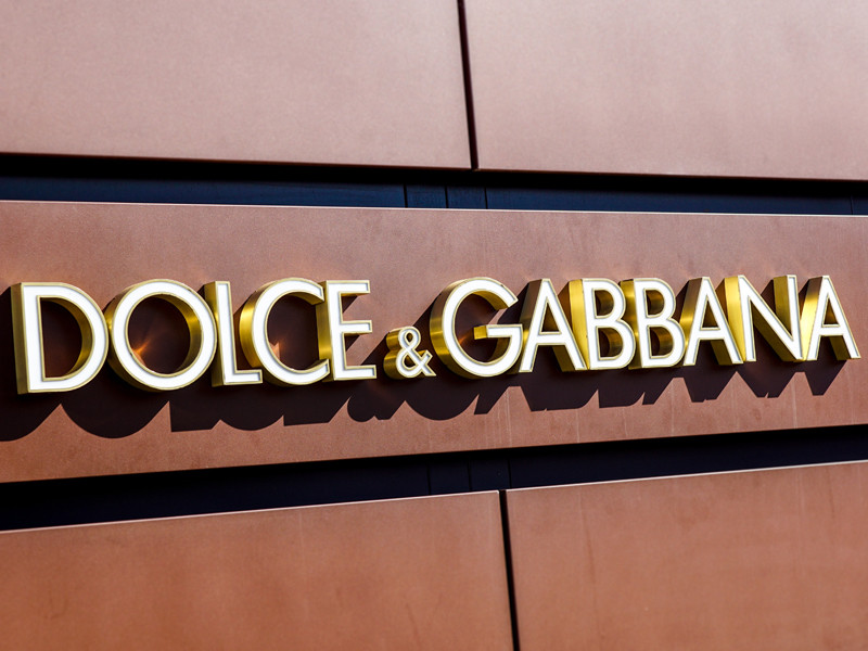 Полиция возбудила административное дело из-за рекламных роликов в Instagram бренда Dolce & Gabbana по статье о пропаганде нетрадиционных сексуальных отношений среди несовершеннолетних