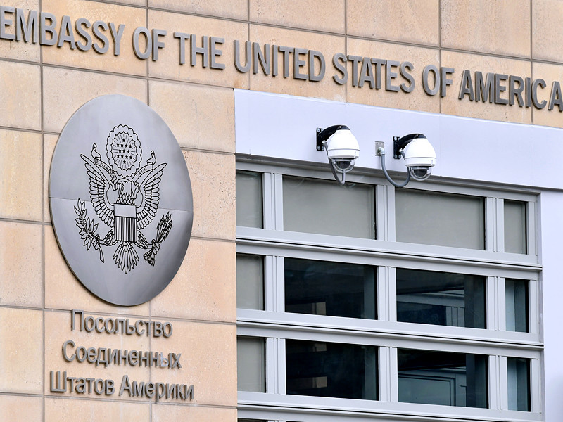 До 16 июля посольство США в Москве возобновляет предоставление обычных услуг для граждан США, включая паспортные услуги, консульские отчеты о рождении за границей и часть нотариальных услуг